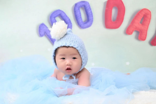 文昌宝宝咬手指甲怎么回事 文昌宝宝咬手指甲怎么回事